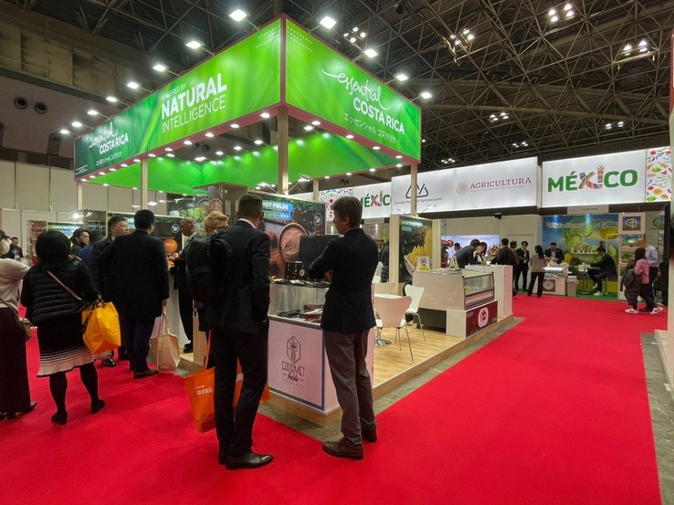 Empresarios de japón visitan stand Esencial Costa Rica de Procomer.