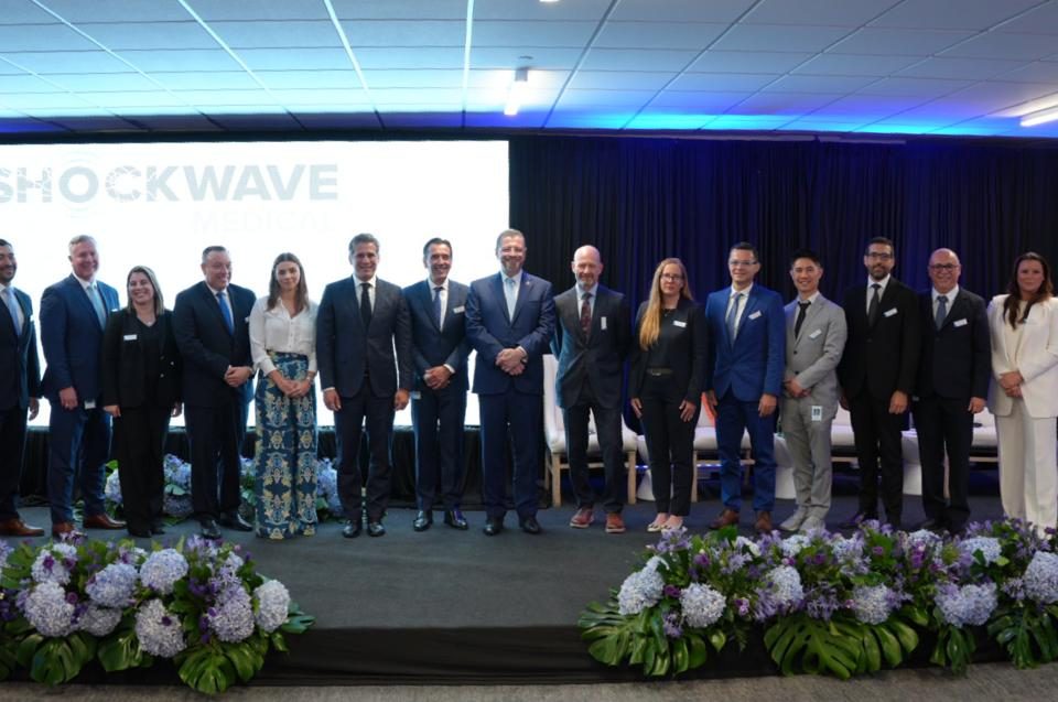 Directivos de Shockwave Medical, miembros de Gobierno y PROCOMER durante la inauguración de la empresa.