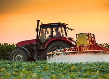 Camion utilazando agroquímicos en cosechas