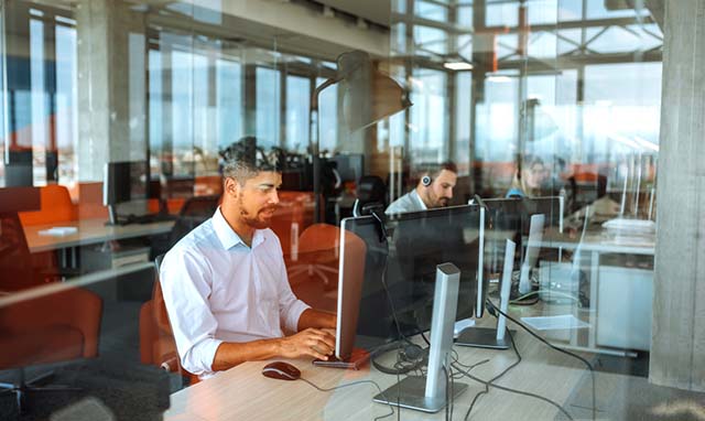 personas trabajando en oficina