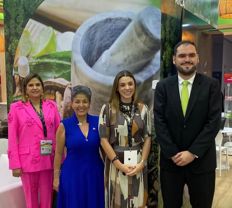 Laura López, Gerente General de PROCOMER, durante su visita en EXPOCOMER 2024 en Panamá.